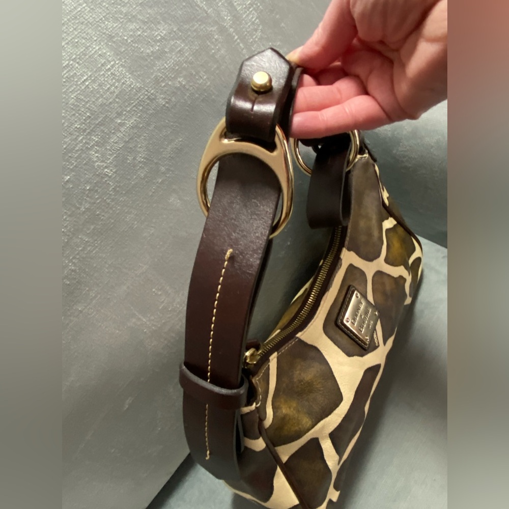 EUC Dooney and Bourke like new vintage giraffe print shoulder bag.7.5”Hx12”Wx4”D - Picture 3 of 17